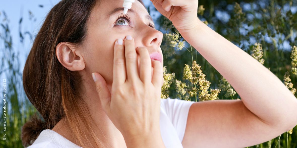 antiallergische-augentropfen-wirkstoffe-bei-allergien Frau tropft sich Augentropfen in das Auge. Im Hintergrund blühende Gräser zum Thema Antiallergische Augentropfen - Wirkstoffe bei Allergien