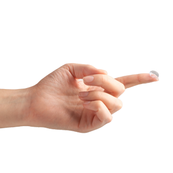 Hand Kontaktlinse auf dem Zeigefinger zum Thema Kontaktlinsen bei Bindehautentzündung