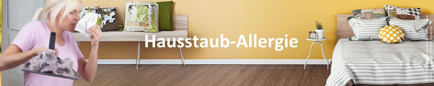 hausstaub-allergie Niesende Frau mit Taschentuch mit einer Kehrschaufel Staub in der Hand. Im Hintergrund ein Schlafzimmer mit Bett zum Thema Hausstauballergie