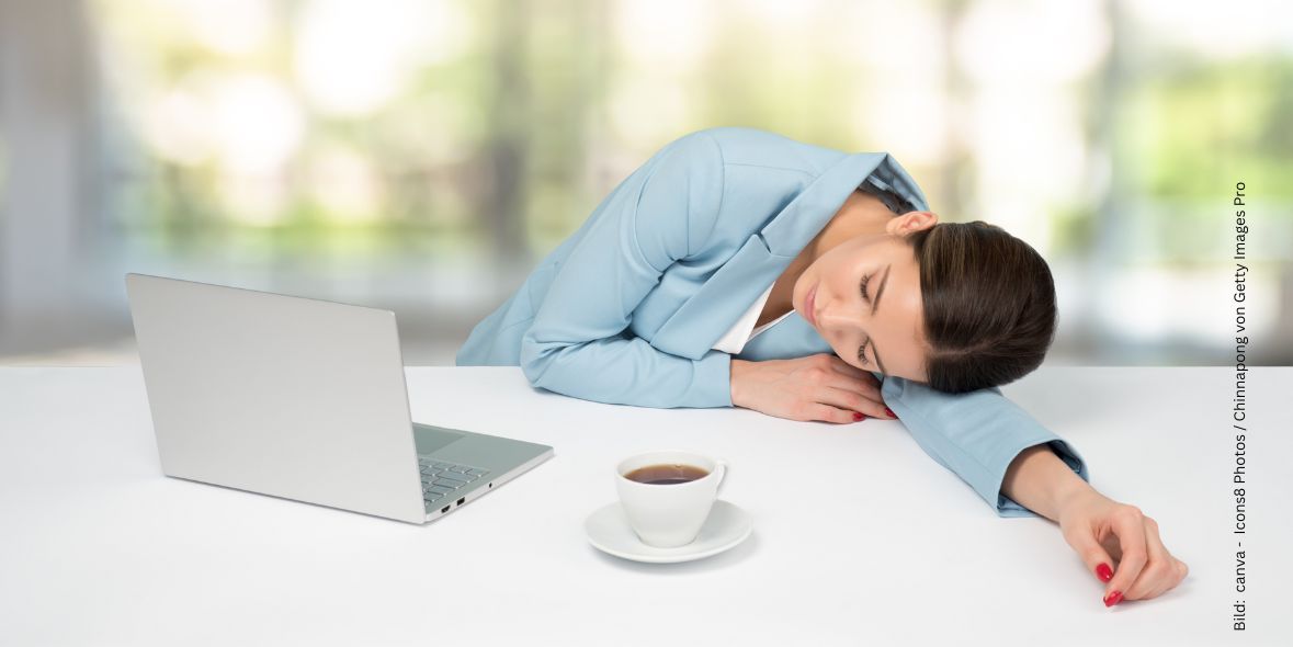 Müde Frau liegt auf ihrem Schreibtisch im Büro zum Thema Fit bleiben trotz Allergie – Antihistaminika ohne Müdigkeit