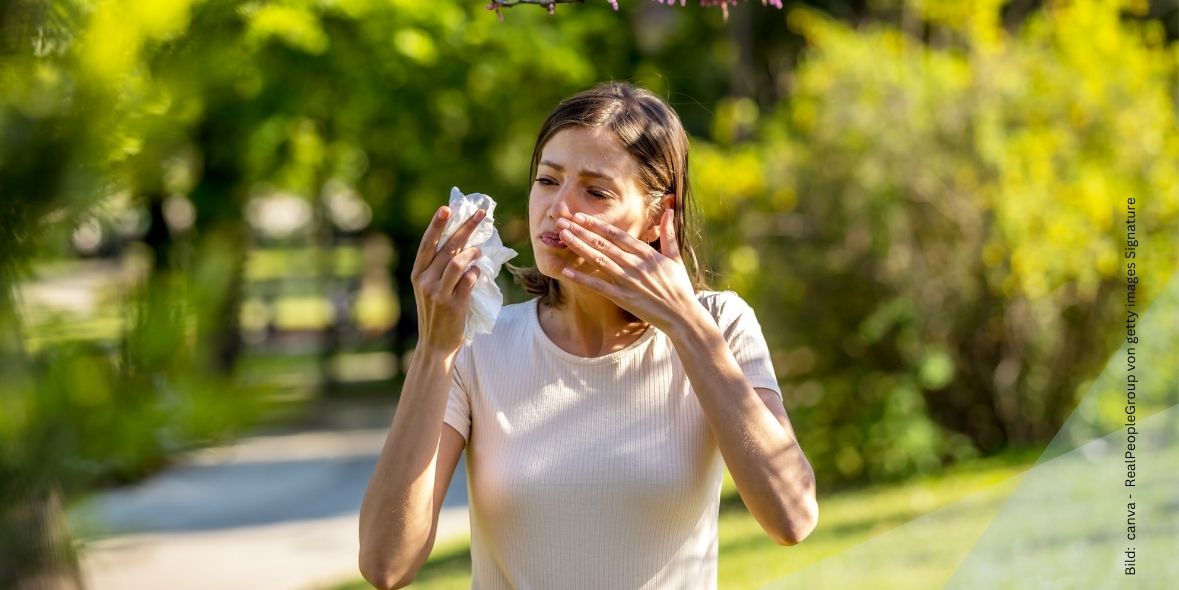 allergische-reaktion Frau mit allergischer Reaktion in der Natur