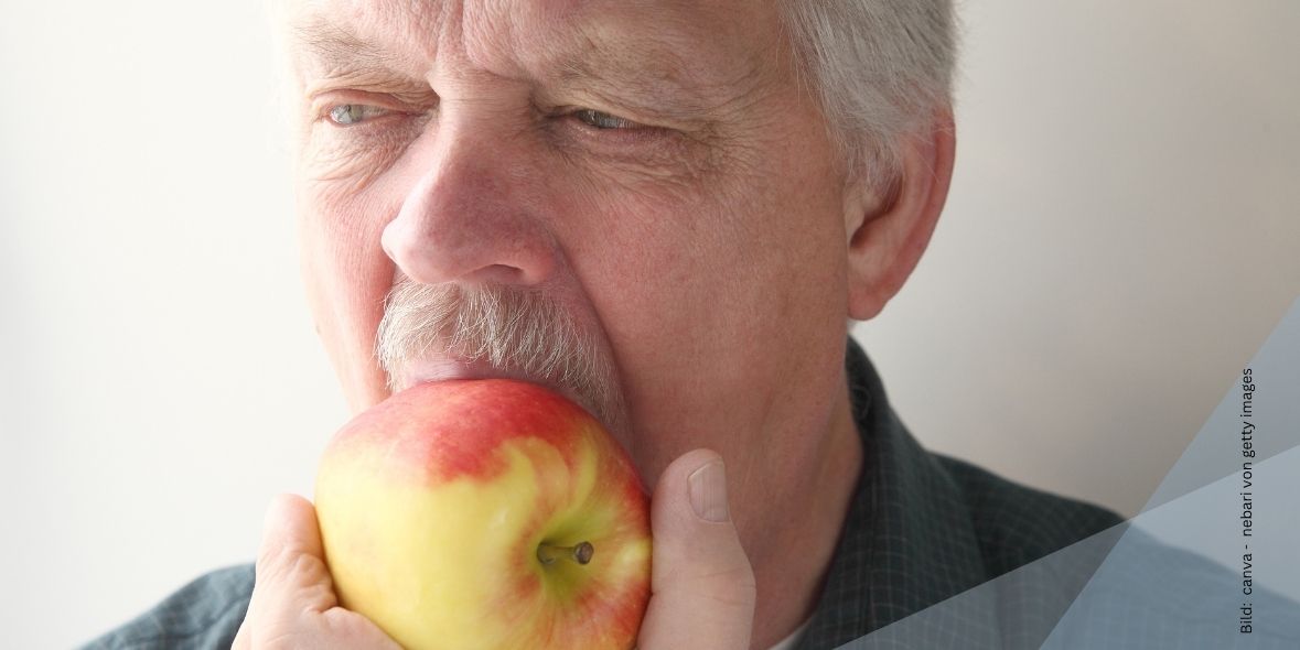 kreuzallergie-birke-wenn-ein-apfel-ploetzlich-im-mund-kribbelt Mann beißt in einen Apfel zum Thema Kreuzallergie Birke - Wenn der Apfel plötzlich im Mund kribbelt
